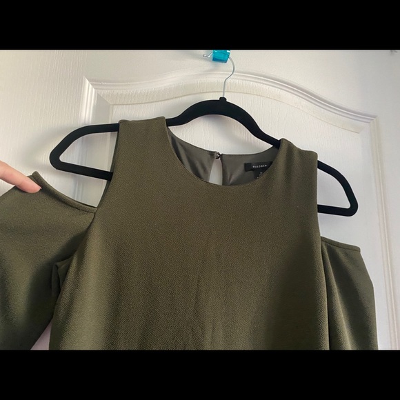 Halogen Cold-Shoulder Body-Con dress - Picture 2 of 5